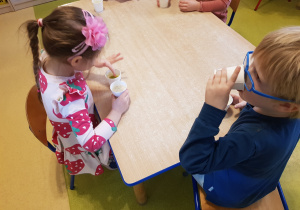 Dzieci piją własnoręcznie przygotowany koktail