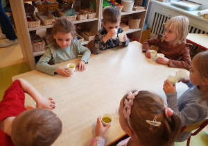 Dzieci piją własnoręcznie przygotowany koktail