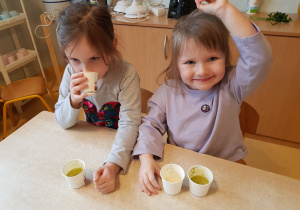 Dziewczynki piją własnoręcznie przygotowany koktail