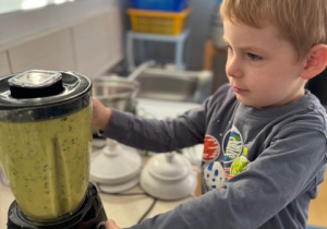 Chłopiec przygotowuje koktajl owocowy