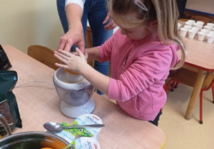 Olga wyciska sok z pomarańczy