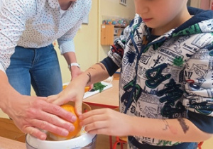 Franek w trakcie wyciskania soku