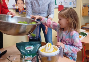 Marysia wrzuca kiwi do blendera