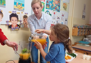 Janinka przelewa sok z pomarańczy