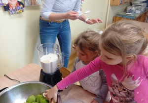 Hela i Lila dorzucają owoce do koktajlu