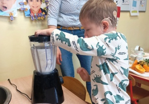 Mark w czasie miksowania owoców