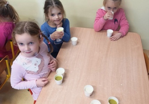 Dziewczynki w czasie degustacji