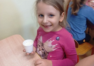 Helenka próbuje koktajl owocowy