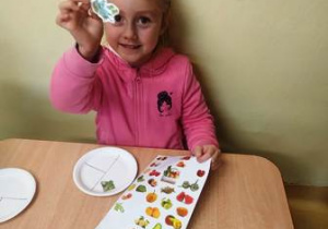 Olga przygotowuje swój talerz przyklejając naklejki