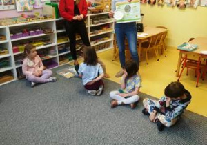 Prowadzące warsztaty i dzieci w czasie rozmowy o zdrowym odżywianiu