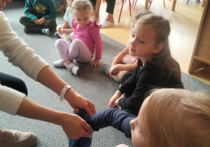 dziewczynka odgaduje owoc za pomocą dotyku