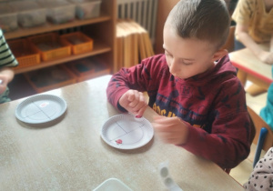 Bruno nakleja zdrowe produkty na talerz