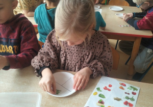 Laura nakleja zdrowe produkty na talerz