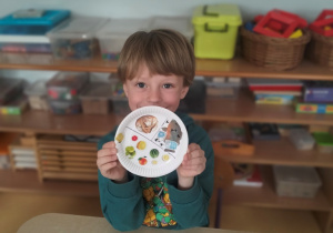 Franio prezentuje swój talerz ze zdrowymi produktami