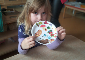 Ala prezentuje swój talerz ze zdrowymi produktami