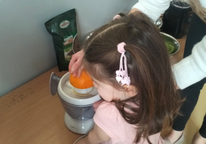 Michasia wyciska sok z pomarańczy