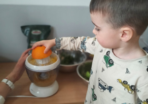 Filip wyciska sok z pomarańczy