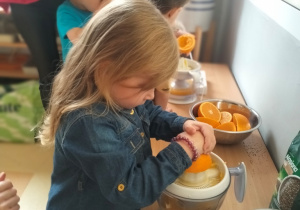 Zosia wyciska sok z pomarańczy
