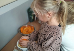 Laura wyciska sok z pomarańczy