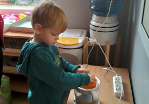 Zachary wyciska sok z pomarańczy