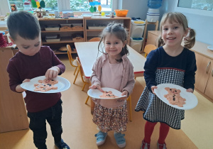 Dzieci prezentują misia z masy solnej