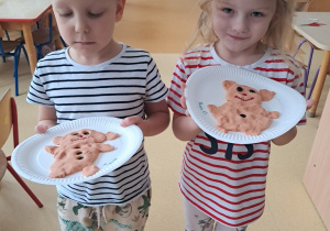 Dzieci prezentują misia z masy solnej