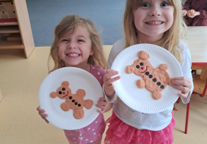 Dziewczynki prezentują misia z masy solnej