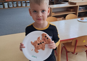 Zachary z pracą wykonaną z masy solnej