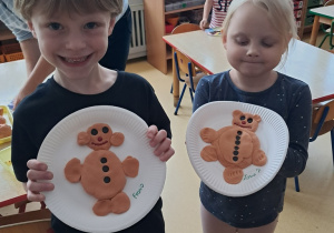 Dzieci z pracą wykonaną z masy solnej