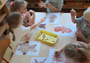 Starszaki podczas rysowania swojego ulubionego misia