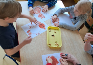 Dzieci malują swojego misia