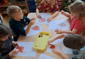 Dzieci malują swojego misia