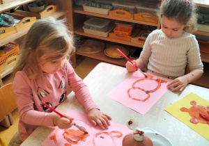 dziewczynki malują swoje misie farbami