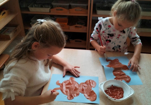 dziewczynki malują swoje misie farbami