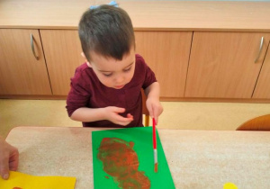 Filip maluje swojego misia