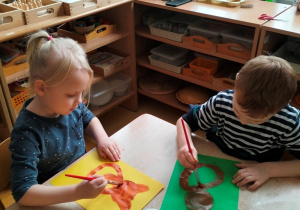 dzieci malują misie farbami