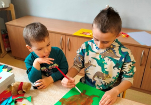 Bruno maluje misia farbami