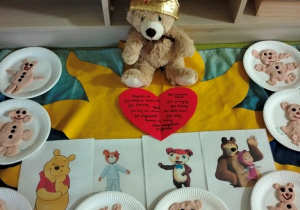 miś w koronie siedzący na wystawie