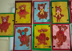 misie namalowane przez dzieci wiszące na wystawie