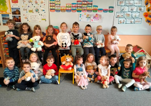 dzieci pozują do zdjęcia ze swoimi misiami