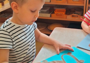 Tymon maluje swojego misia