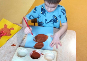 Maciek maluje swojego misia