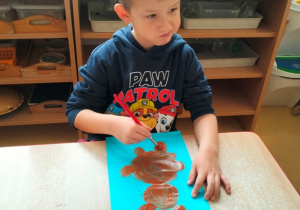 Wiktor maluje misia farbami