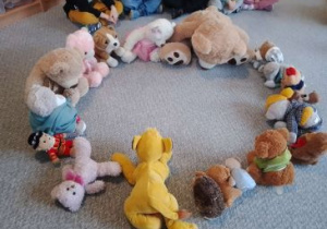 Miesie siedzą na dywanie w kręgu