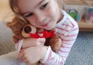 Pola pozuje do zdjęcia ze zwoim misiem