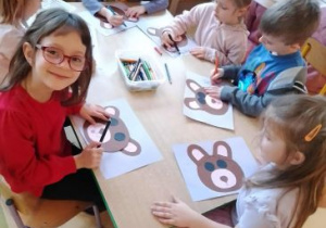 Dzieci podczas wykonywania pracy plastycznej