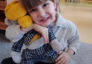 Franio pozuje do zdjęcia ze swoim misiem