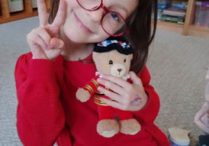 Jagoda pozuje do zdjęcia ze swoim misiem