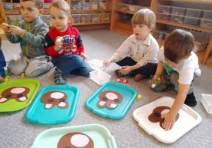 Dzieci podczas wykonywania pracy plastycznej