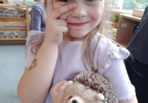 Ala pozuje do zdjęcia ze swoim pluszakiem